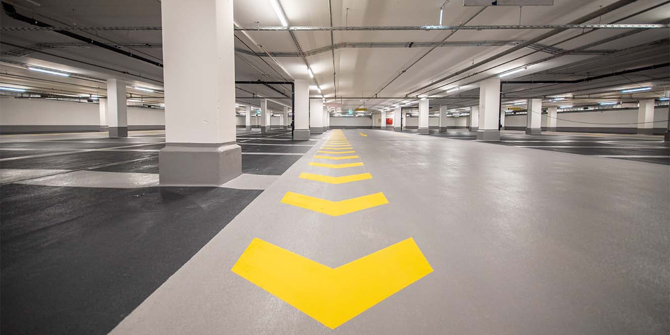 Symbolic image: A parking garage with empty parking spaces